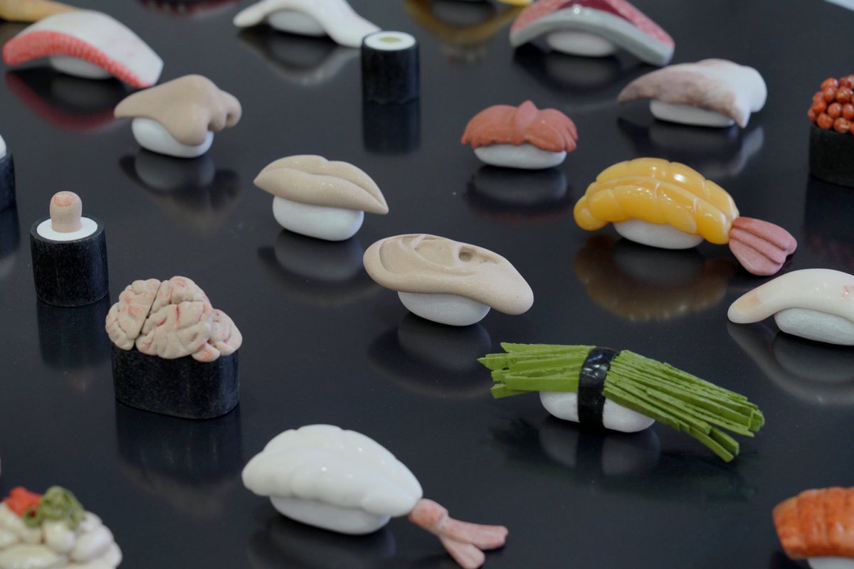 五美大展このご時世なかなか来れないと思うのでここで見て貰えたら嬉しい、、コロナで前期リモートの中後期にせっせと頑張って彫った卒制の石以外何も使ってない着色料無使用の天然石寿司 全部石です