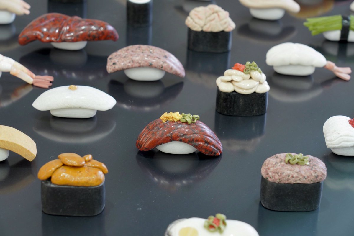 五美大展このご時世なかなか来れないと思うのでここで見て貰えたら嬉しい、、コロナで前期リモートの中後期にせっせと頑張って彫った卒制の石以外何も使ってない着色料無使用の天然石寿司 全部石です