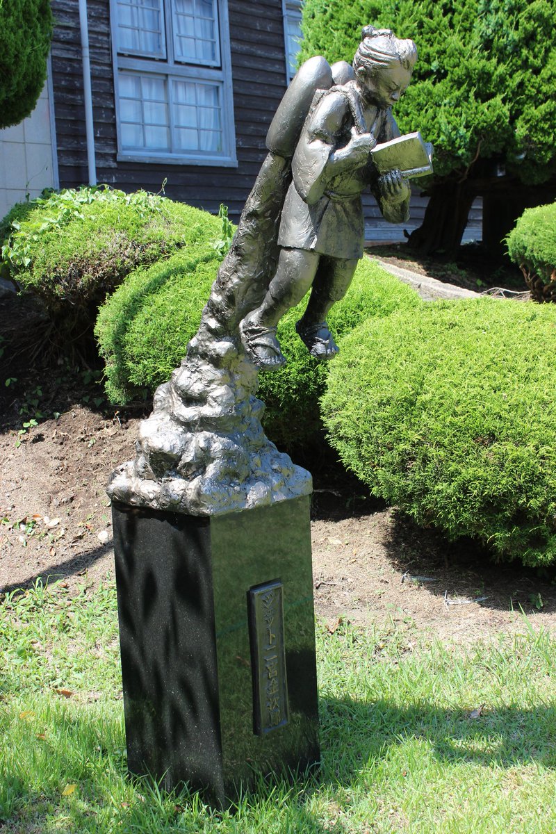 今迄に1000体は二宮金次郎像を見てるけど…ここまでブッ翔んでる二宮金次郎は最初で最後だと思う🚀 