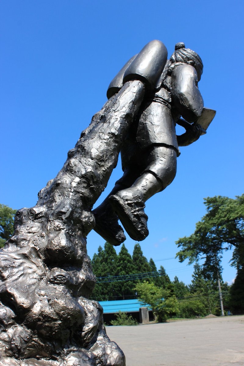 今迄に1000体は二宮金次郎像を見てるけど…ここまでブッ翔んでる二宮金次郎は最初で最後だと思う🚀 