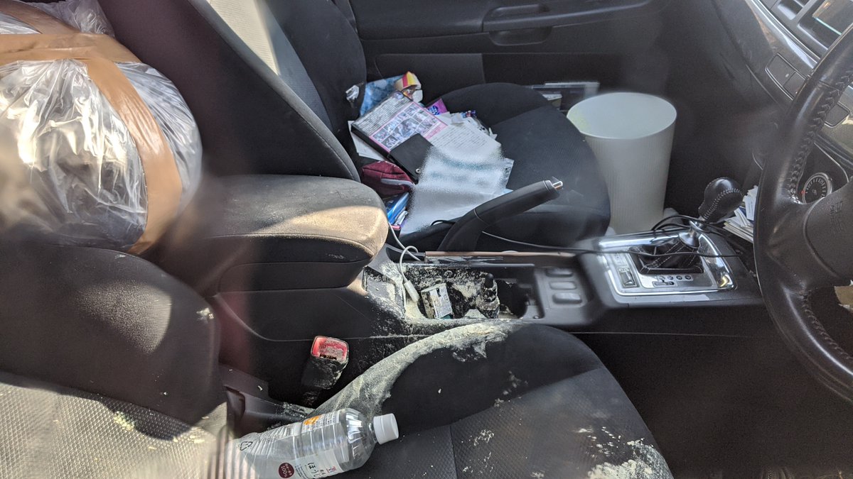 あの赤いスポーツカーに隠された真実が車内の様子から伺い知ることが出来た あの赤いギャランは硫化水素による車内じ〇つ車両だった可能性があります もしそうだとしたら亡くられた方のご冥福をお祈りします ちなみにこの車を見た日の夜、内容までは忘れましたが奇妙な夢を見ました