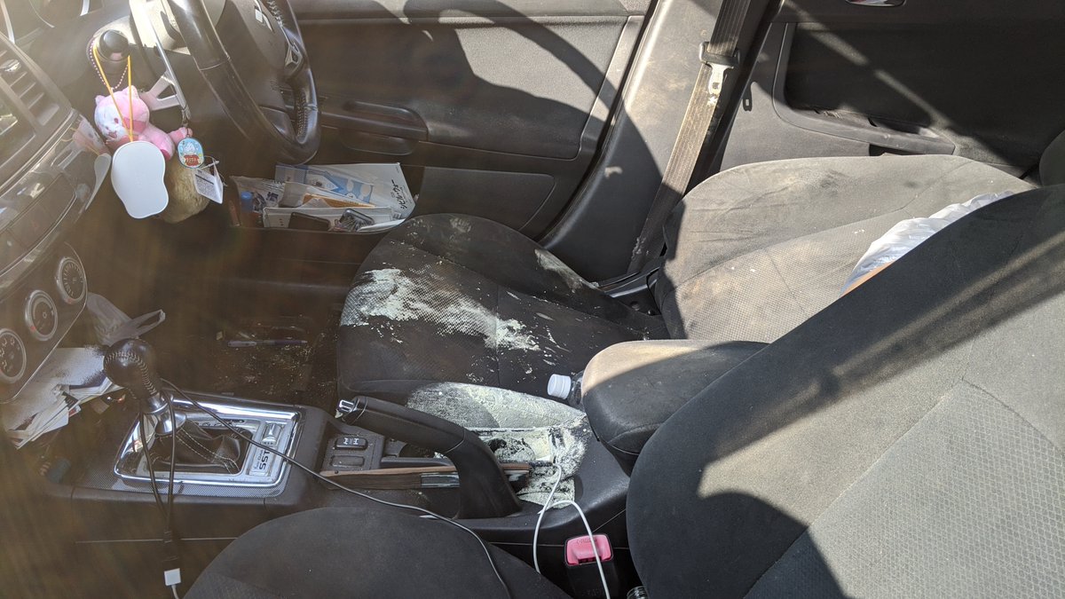 あの赤いスポーツカーに隠された真実が車内の様子から伺い知ることが出来た あの赤いギャランは硫化水素による車内じ〇つ車両だった可能性があります もしそうだとしたら亡くられた方のご冥福をお祈りします ちなみにこの車を見た日の夜、内容までは忘れましたが奇妙な夢を見ました
