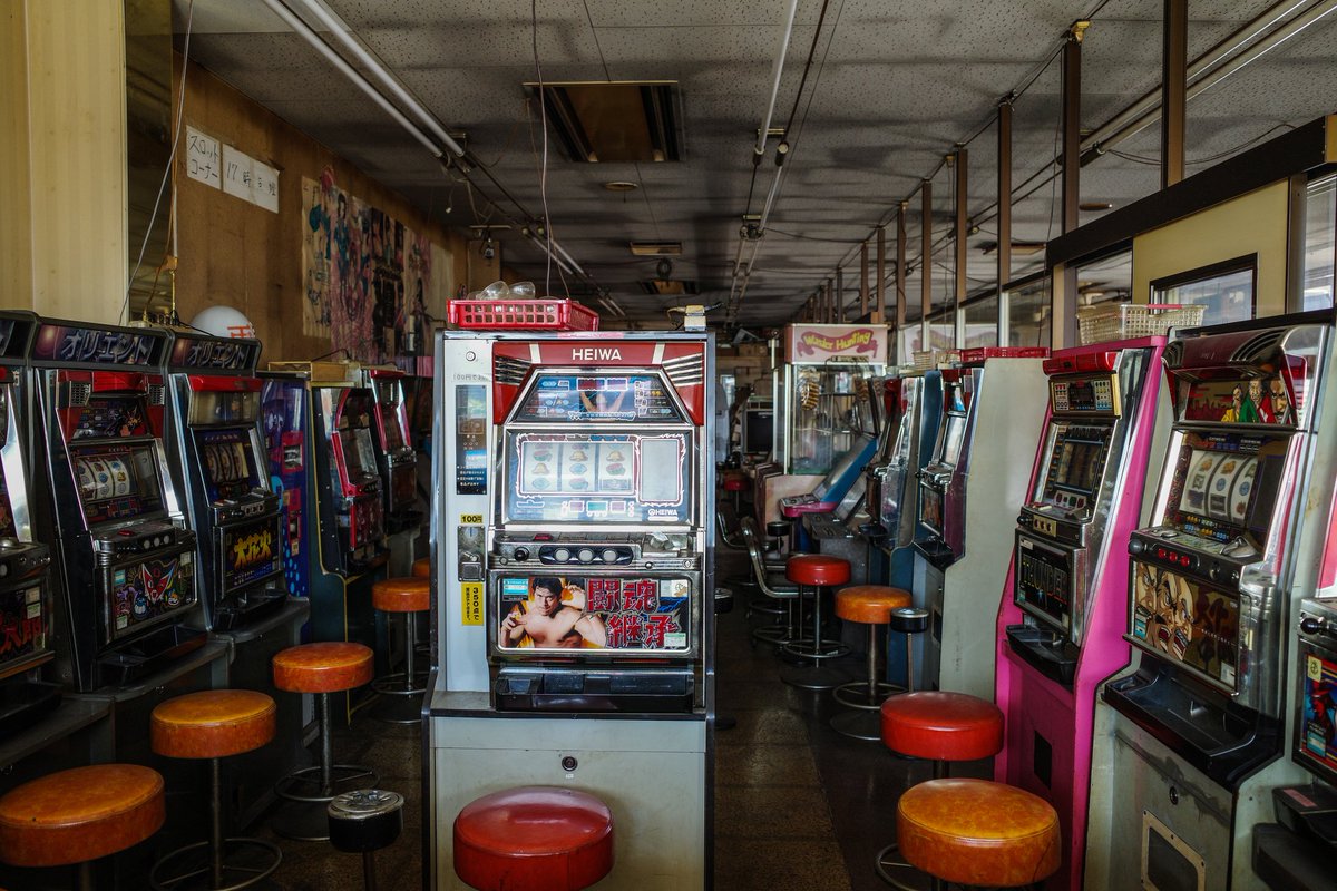 廃業したゲーセンに見えるがこれ普通に営業中なんですよ