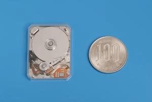 今の若者に言っても信じてもらえんと思うがの、東芝が世界初の0.85インチHDDを開発して携帯電話に積もうとしてた時代があったんじゃ... どう考えても落としてプラッタバキバキになるし、 完全に技術の無駄遣いに終わったんじゃ....