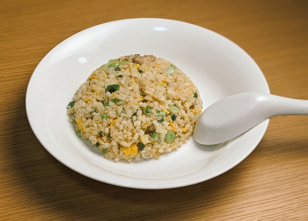 「お米のかわりに食べるカリフラワー」完全にカリフラワーで絶望しかかったけど、チャーハンに半量混ぜものとして入れたら、パラパラしてるしあっさりして胃もたれしない美味しいチャーハンになった