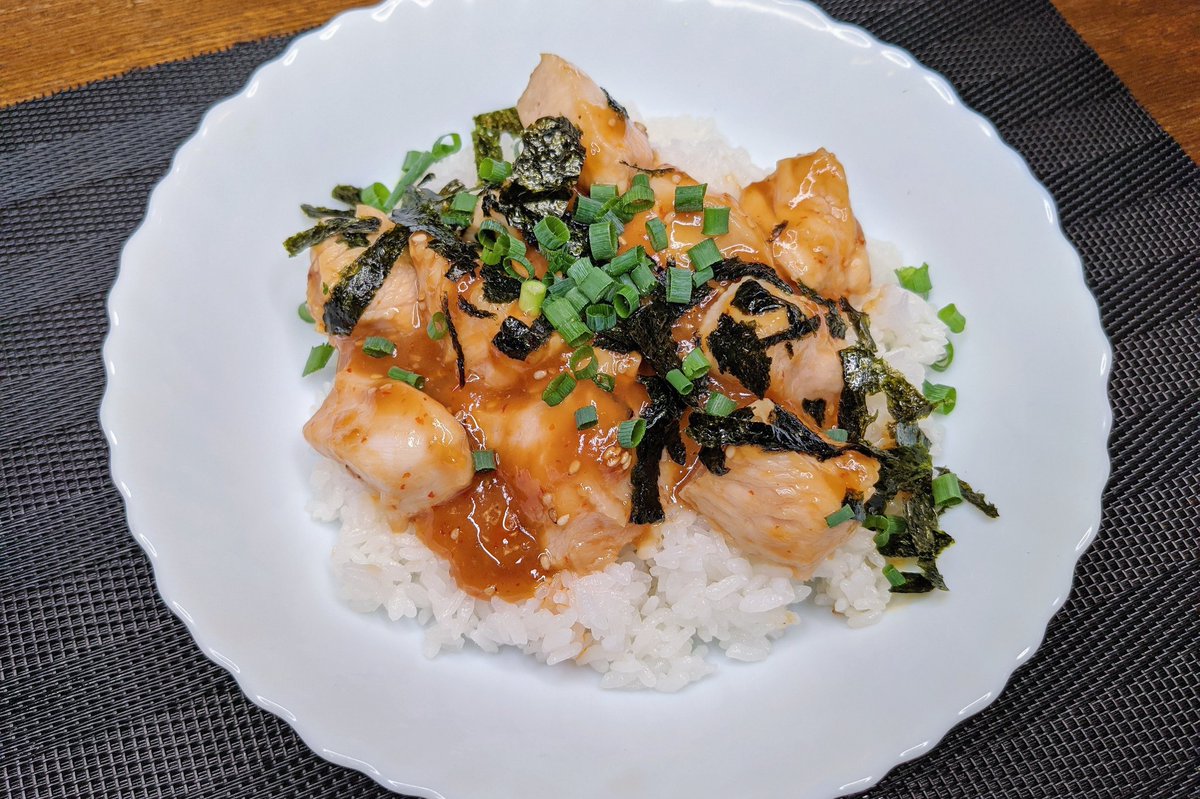 【よだれチキン甘辛丼】　  ①鶏むね肉を適当なサイズに切り、フォークで数回さして、醤油、砂糖、みりん、料理酒、にんにくを混ぜて15分以上おく ②フライパンにごま油を入れて弱火で鶏肉を炒める ③火が通ったら水と片栗粉を入れとろみがついたらご飯の上にのせ、ネギトロ、きざみのりをかけたら完成 