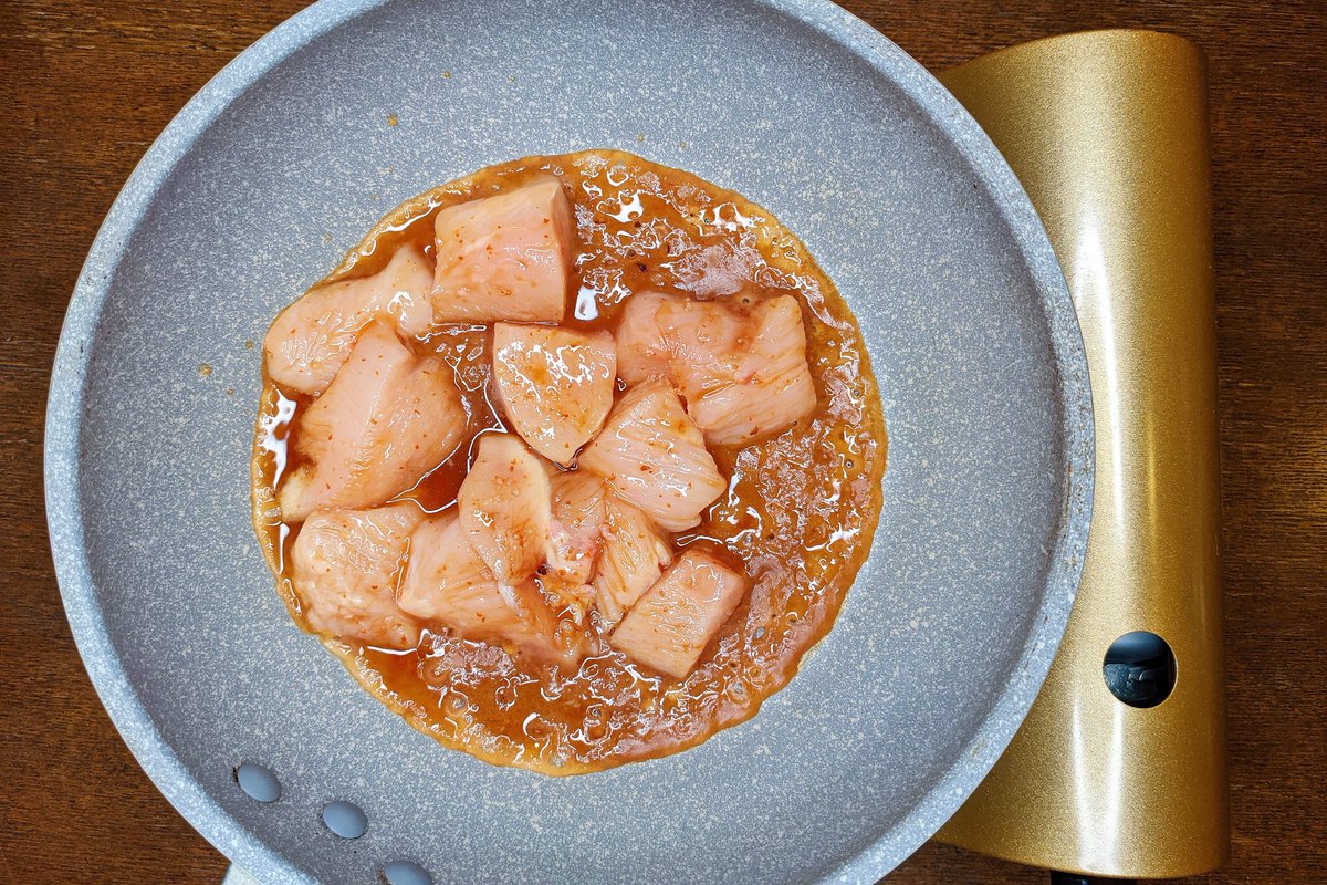 【よだれチキン甘辛丼】　  ①鶏むね肉を適当なサイズに切り、フォークで数回さして、醤油、砂糖、みりん、料理酒、にんにくを混ぜて15分以上おく ②フライパンにごま油を入れて弱火で鶏肉を炒める ③火が通ったら水と片栗粉を入れとろみがついたらご飯の上にのせ、ネギトロ、きざみのりをかけたら完成 