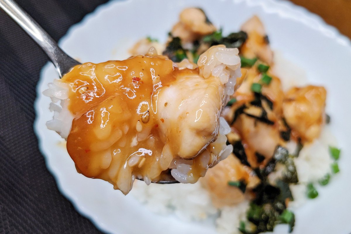 【よだれチキン甘辛丼】 ①鶏むね肉を適当なサイズに切り、フォークで数回さして、醤油、砂糖、みりん、料理酒、にんにくを混ぜて15分以上おく ②フライパンにごま油を入れて弱火で鶏肉を炒める ③火が通ったら水と片栗粉を入れとろみがついたらご飯の上にのせ、ネギトロ、きざみのりをかけたら完成