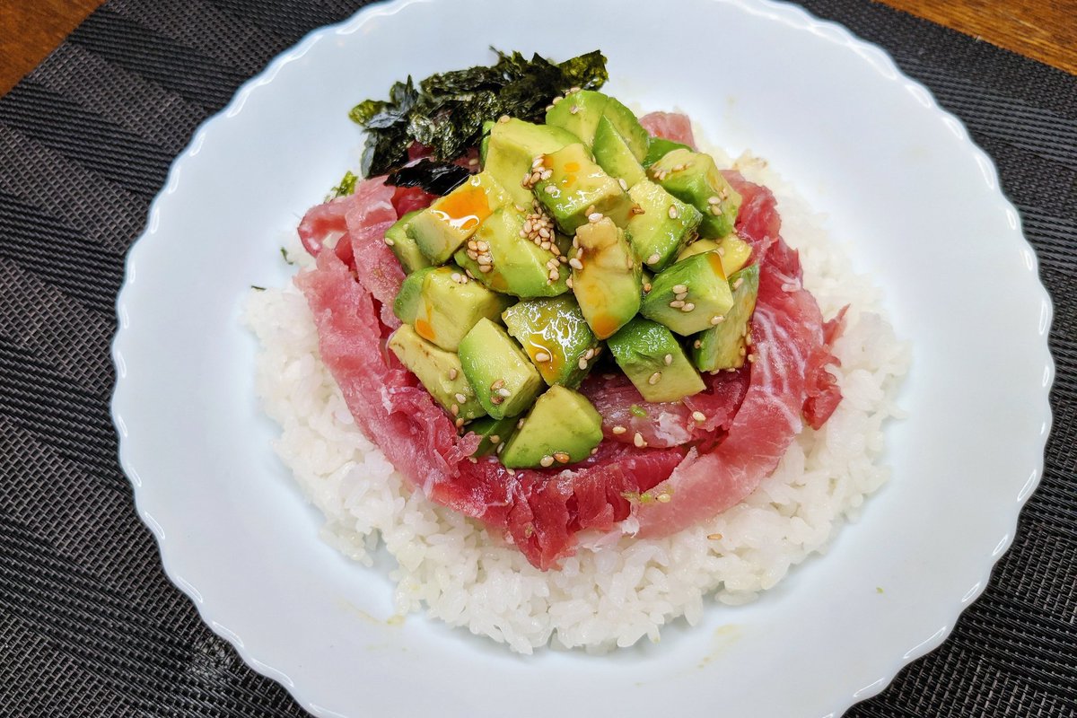 【生ハムとアボカドのポキ丼】  ①アボカドを適当なサイズにカットして、生ハムを細切りにする ②アボカドにめんつゆ、ごま油、白ごま、レモンを加えて混ぜる ③ごはんの上に生ハム、アボカド、海苔をのせれば完成  超簡単でアボカドと生ハムがよく合います