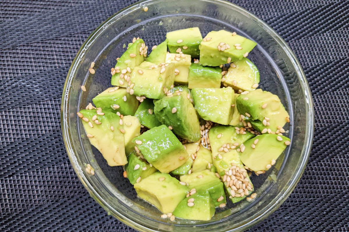 【生ハムとアボカドのポキ丼】  ①アボカドを適当なサイズにカットして、生ハムを細切りにする ②アボカドにめんつゆ、ごま油、白ごま、レモンを加えて混ぜる ③ごはんの上に生ハム、アボカド、海苔をのせれば完成  超簡単でアボカドと生ハムがよく合います
