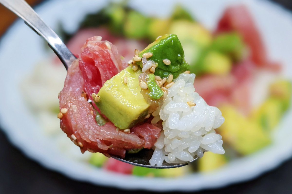 【生ハムとアボカドのポキ丼】  ①アボカドを適当なサイズにカットして、生ハムを細切りにする ②アボカドにめんつゆ、ごま油、白ごま、レモンを加えて混ぜる ③ごはんの上に生ハム、アボカド、海苔をのせれば完成  超簡単でアボカドと生ハムがよく合います
