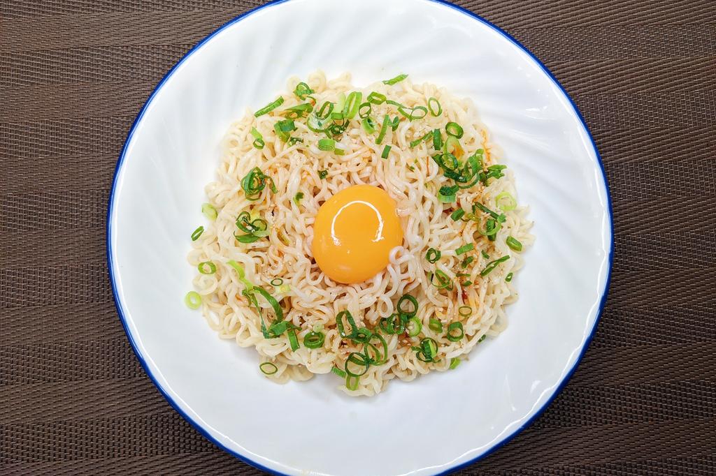 極旨の油そば】　  ①耐熱容器にめんつゆ、水、ごま油、豆板醤、かやく混ぜラップをして600Wで30秒温める ②ラーメンをお湯で湯がき、水気をきって皿に移し①をかけてネギ、卵黄、白ごま、ラー油をかけて完成  究極の一品の完成です