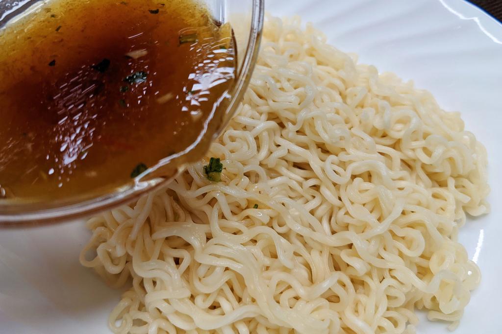 極旨の油そば】　  ①耐熱容器にめんつゆ、水、ごま油、豆板醤、かやく混ぜラップをして600Wで30秒温める ②ラーメンをお湯で湯がき、水気をきって皿に移し①をかけてネギ、卵黄、白ごま、ラー油をかけて完成  究極の一品の完成です