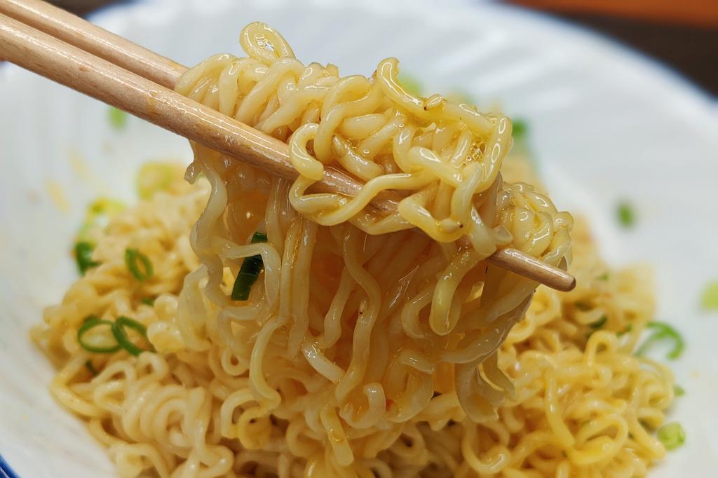 極旨の油そば】　  ①耐熱容器にめんつゆ、水、ごま油、豆板醤、かやく混ぜラップをして600Wで30秒温める ②ラーメンをお湯で湯がき、水気をきって皿に移し①をかけてネギ、卵黄、白ごま、ラー油をかけて完成  究極の一品の完成です