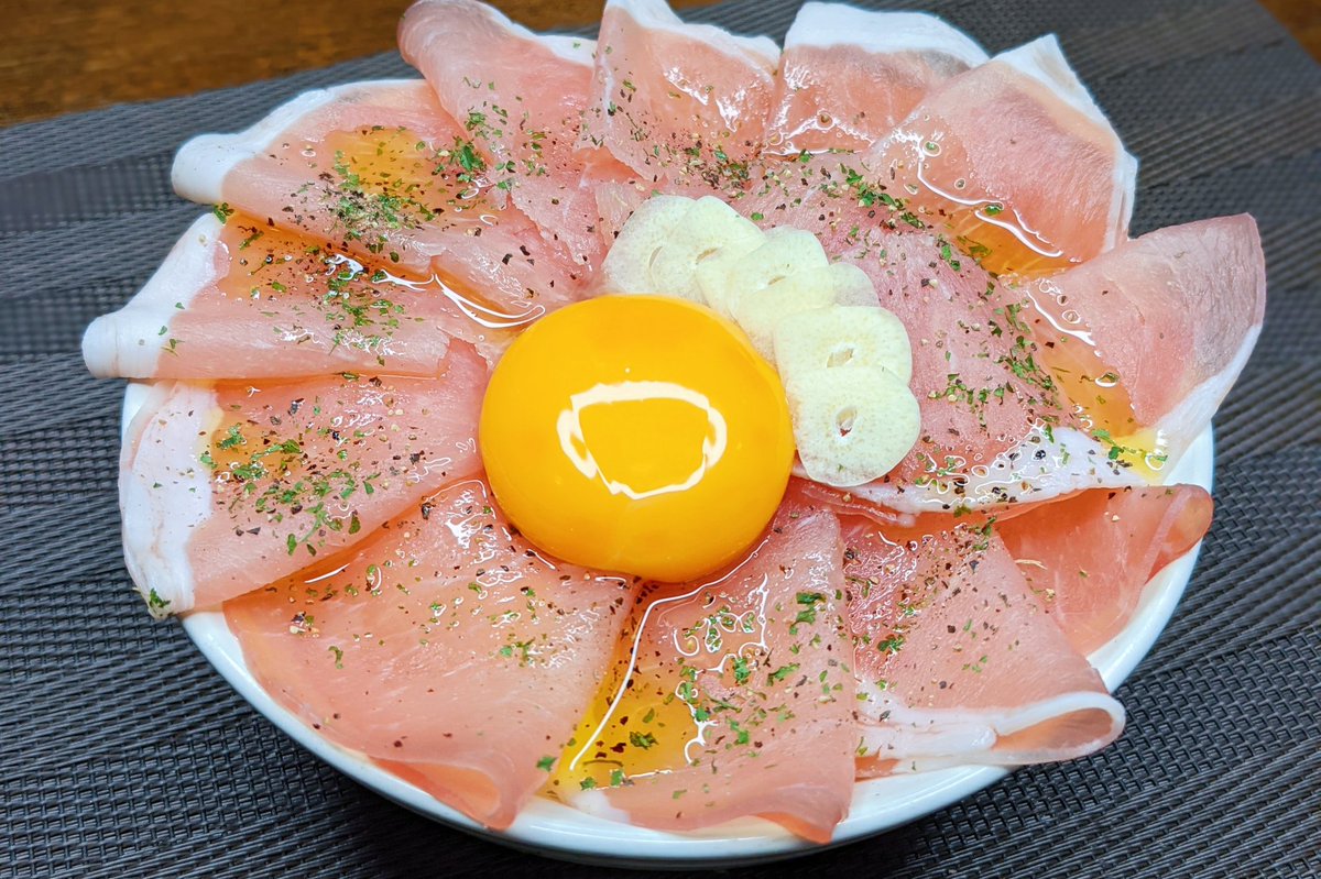 生ハムガーリック丼】  ①にんにくを薄切りにカットする ②ごはんの上に生ハム、①をのせてオリーブオイル、ブラックペッパー、パセリ、卵黄をのせて完成