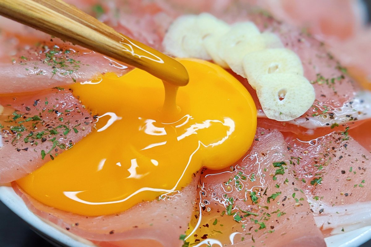 生ハムガーリック丼】 ①にんにくを薄切りにカットする ②ごはんの上に生ハム、①をのせてオリーブオイル、ブラックペッパー、パセリ、卵黄をのせて完成