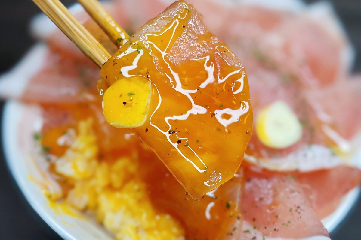 生ハムガーリック丼】 ①にんにくを薄切りにカットする ②ごはんの上に生ハム、①をのせてオリーブオイル、ブラックペッパー、パセリ、卵黄をのせて完成