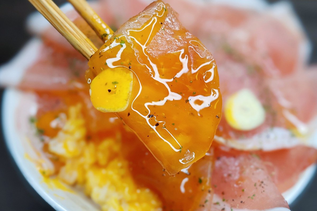 生ハムガーリック丼】  ①にんにくを薄切りにカットする ②ごはんの上に生ハム、①をのせてオリーブオイル、ブラックペッパー、パセリ、卵黄をのせて完成