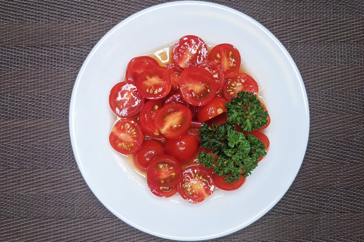 【トマトの無限和風マリネ】  ①トマトにオリーブオイル、白だし、砂糖、お酢、レモン汁を混ぜて10分冷蔵庫に入れて漬け込み、パセリを加えて完成