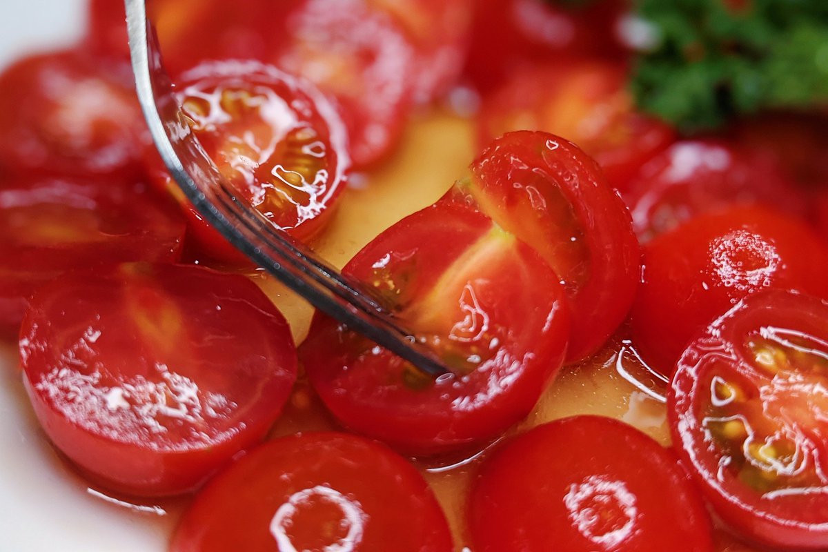 【トマトの無限和風マリネ】  ①トマトにオリーブオイル、白だし、砂糖、お酢、レモン汁を混ぜて10分冷蔵庫に入れて漬け込み、パセリを加えて完成