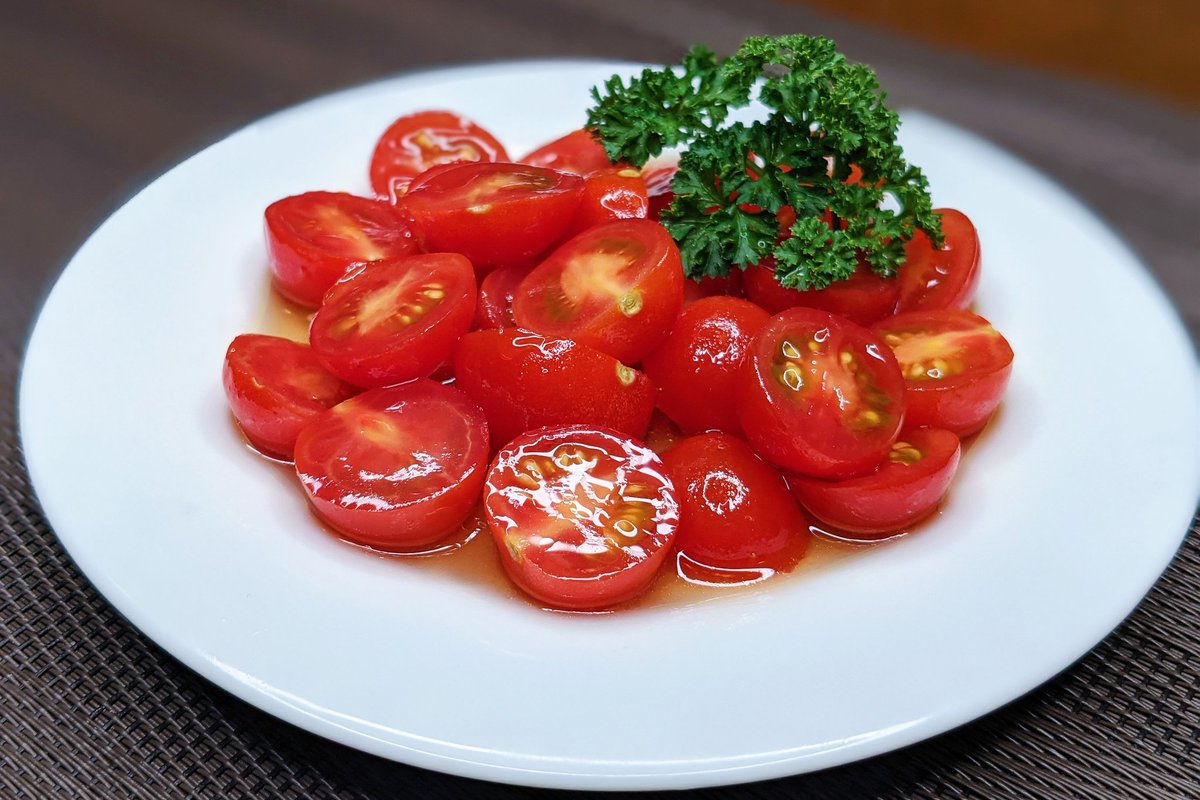 【トマトの無限和風マリネ】  ①トマトにオリーブオイル、白だし、砂糖、お酢、レモン汁を混ぜて10分冷蔵庫に入れて漬け込み、パセリを加えて完成