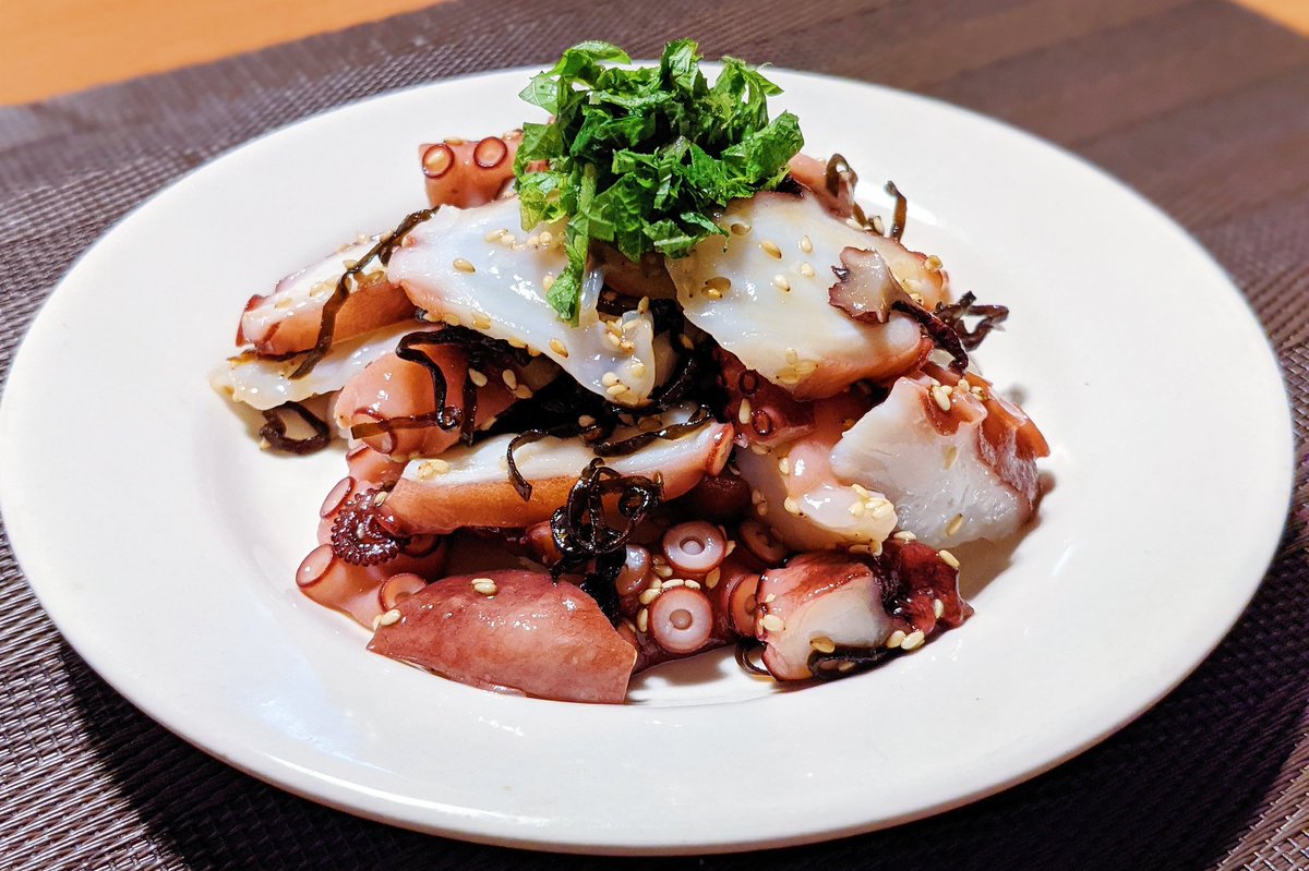 タコのにんにく塩昆布漬け】　  ①タコをスライスして、にんにく、塩昆布、白ごま、ごま油を入れ10分漬ける ②大葉をのせて完成  手間いらずの簡単居酒屋レシピです