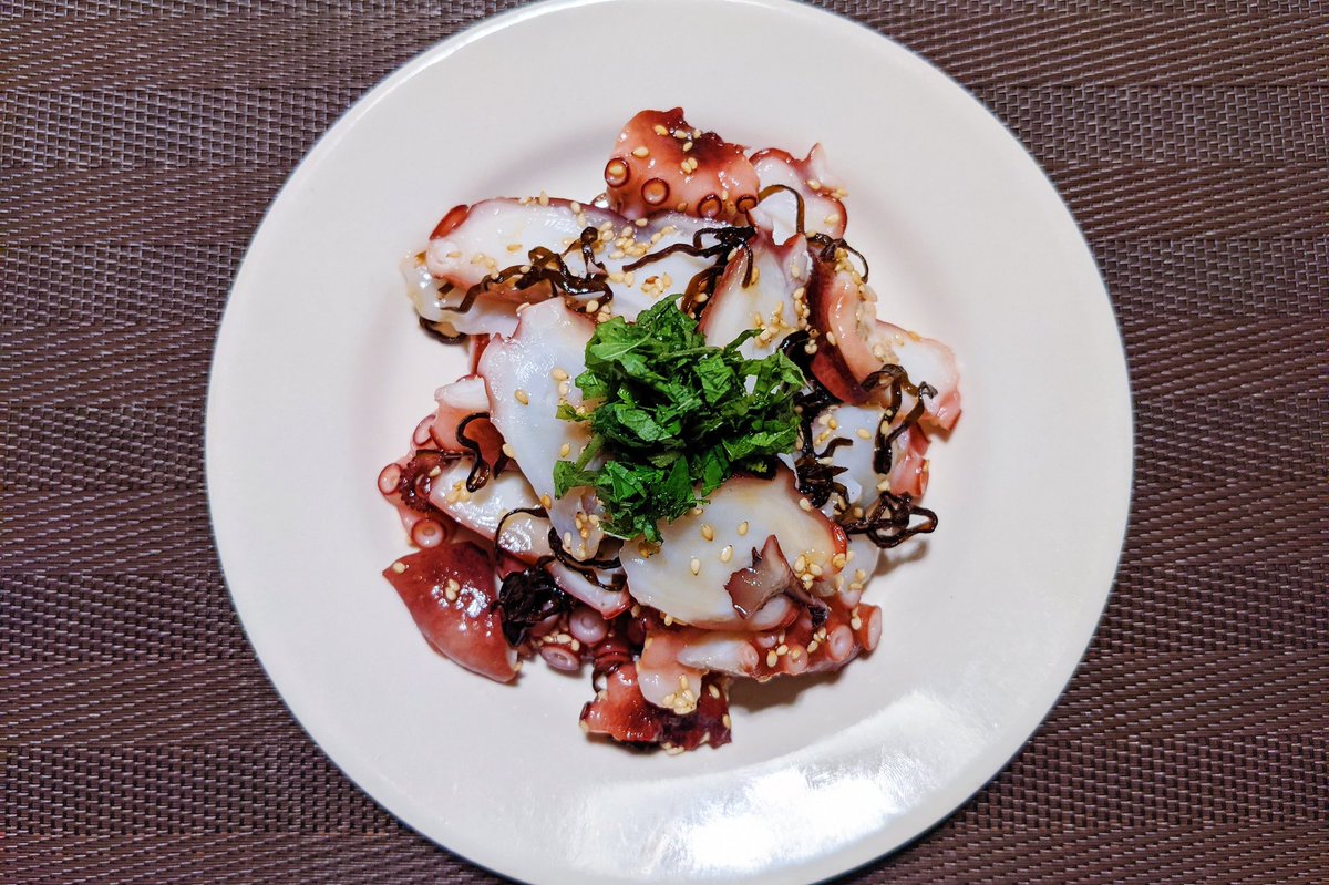 タコのにんにく塩昆布漬け】　  ①タコをスライスして、にんにく、塩昆布、白ごま、ごま油を入れ10分漬ける ②大葉をのせて完成  手間いらずの簡単居酒屋レシピです