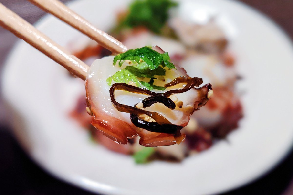 タコのにんにく塩昆布漬け】　  ①タコをスライスして、にんにく、塩昆布、白ごま、ごま油を入れ10分漬ける ②大葉をのせて完成  手間いらずの簡単居酒屋レシピです