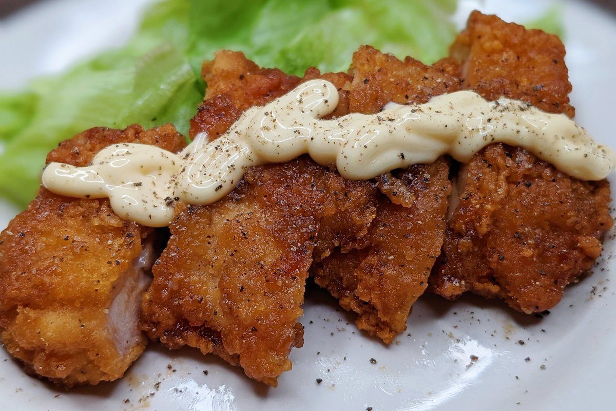 ファミチキ南蛮】  ①耐熱容器に醤油、水、酢、砂糖を入れ600Wで20秒温める ②①に片栗粉を加えさらに10秒温める ③マヨネーズ、ブラックペッパーをかけて完成  肉汁たっぷりのファミチキに甘酢だれをかけて食べると、とてつもなく幸せな気持ちになりました