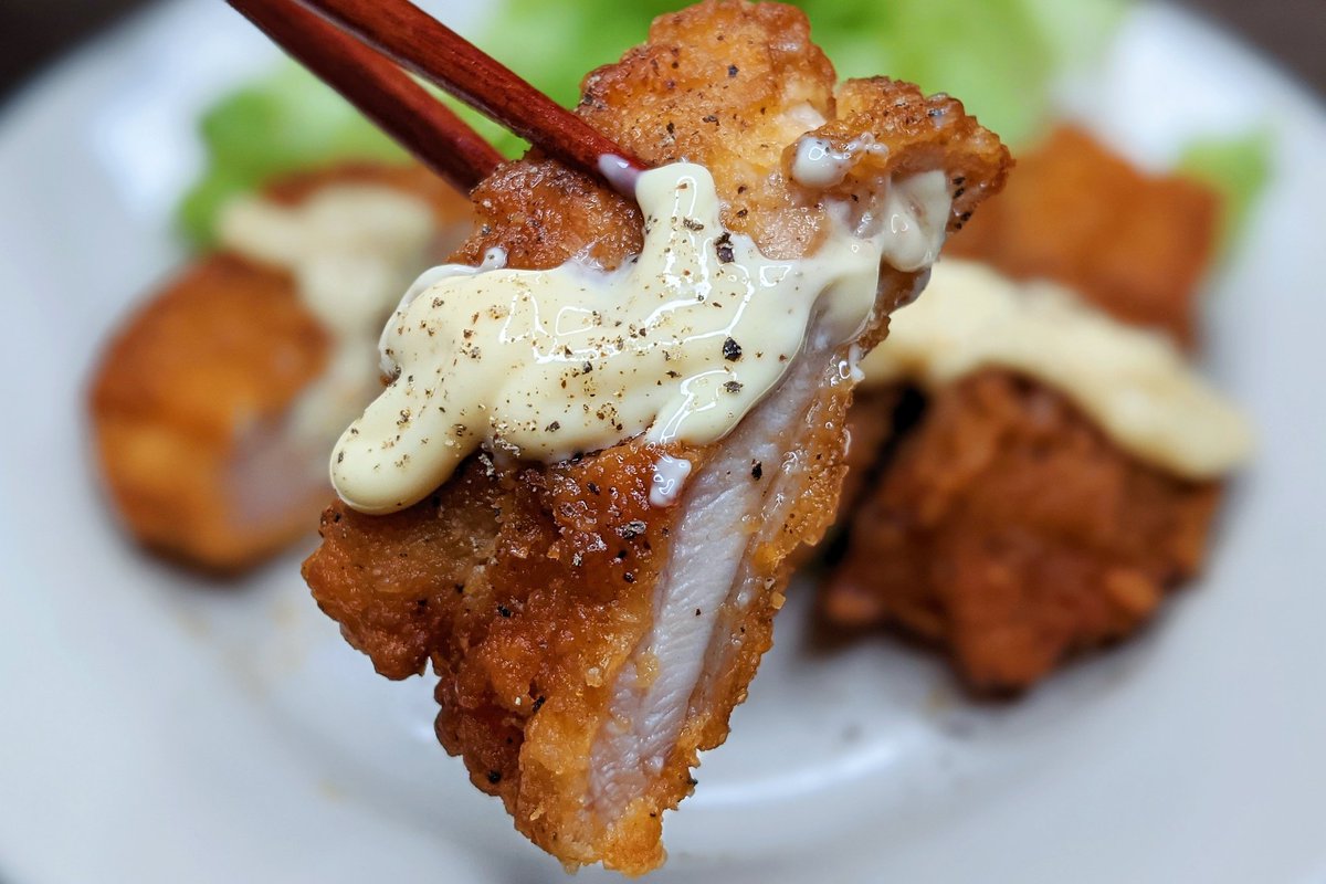 ファミチキ南蛮】  ①耐熱容器に醤油、水、酢、砂糖を入れ600Wで20秒温める ②①に片栗粉を加えさらに10秒温める ③マヨネーズ、ブラックペッパーをかけて完成  肉汁たっぷりのファミチキに甘酢だれをかけて食べると、とてつもなく幸せな気持ちになりました