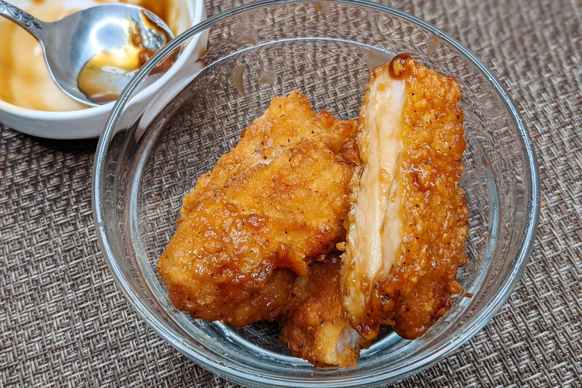 ファミチキ南蛮】  ①耐熱容器に醤油、水、酢、砂糖を入れ600Wで20秒温める ②①に片栗粉を加えさらに10秒温める ③マヨネーズ、ブラックペッパーをかけて完成  肉汁たっぷりのファミチキに甘酢だれをかけて食べると、とてつもなく幸せな気持ちになりました