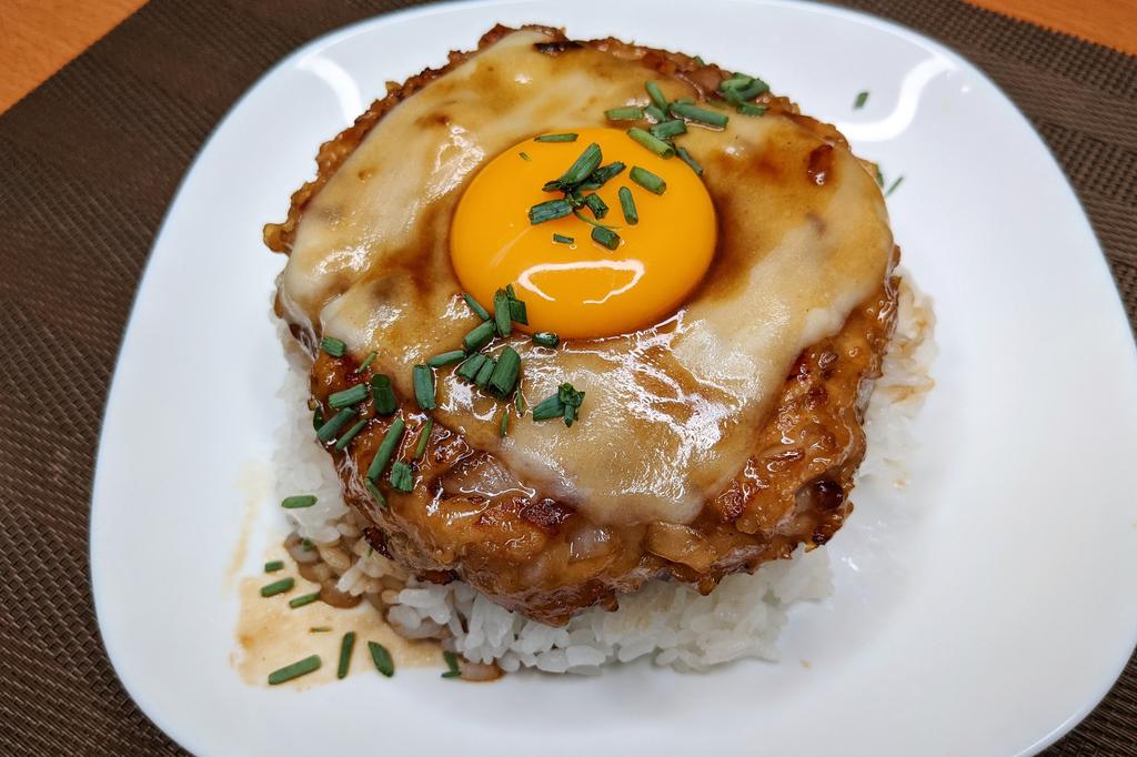 ビックなチーズつくね丼】  ①鶏肉、玉ねぎ、塩胡椒、片栗粉を混ぜよくこねる ②フライパンにサラダ油小さじ2を入れ弱火で①を炒める ③両面よく焼いて醤油、料理酒、みりん、砂糖を入れよく絡める ④卵黄、ネギをのせて完成  チーズとつくね、めちゃくちゃ合います
