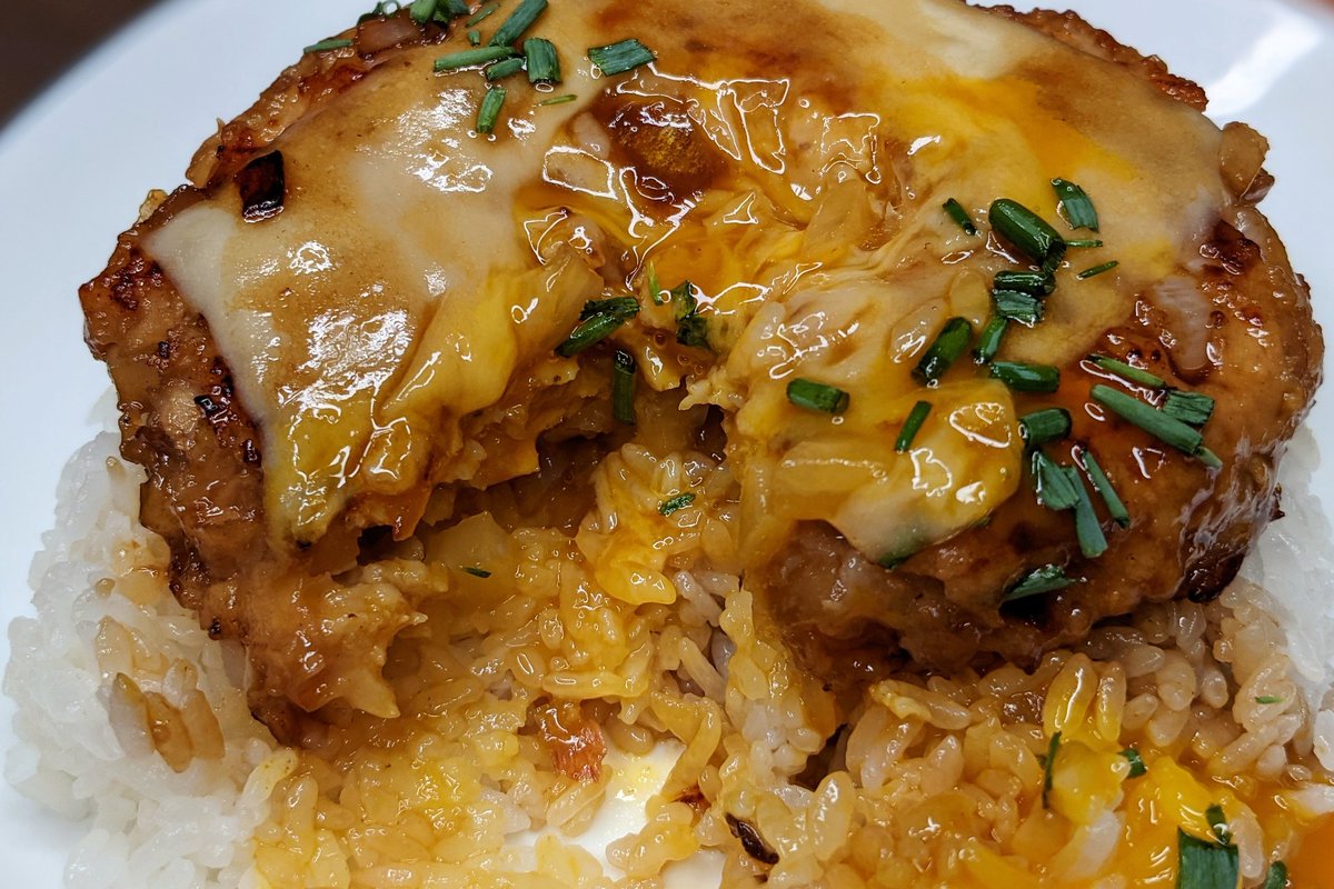 ビックなチーズつくね丼】  ①鶏肉、玉ねぎ、塩胡椒、片栗粉を混ぜよくこねる ②フライパンにサラダ油小さじ2を入れ弱火で①を炒める ③両面よく焼いて醤油、料理酒、みりん、砂糖を入れよく絡める ④卵黄、ネギをのせて完成  チーズとつくね、めちゃくちゃ合います