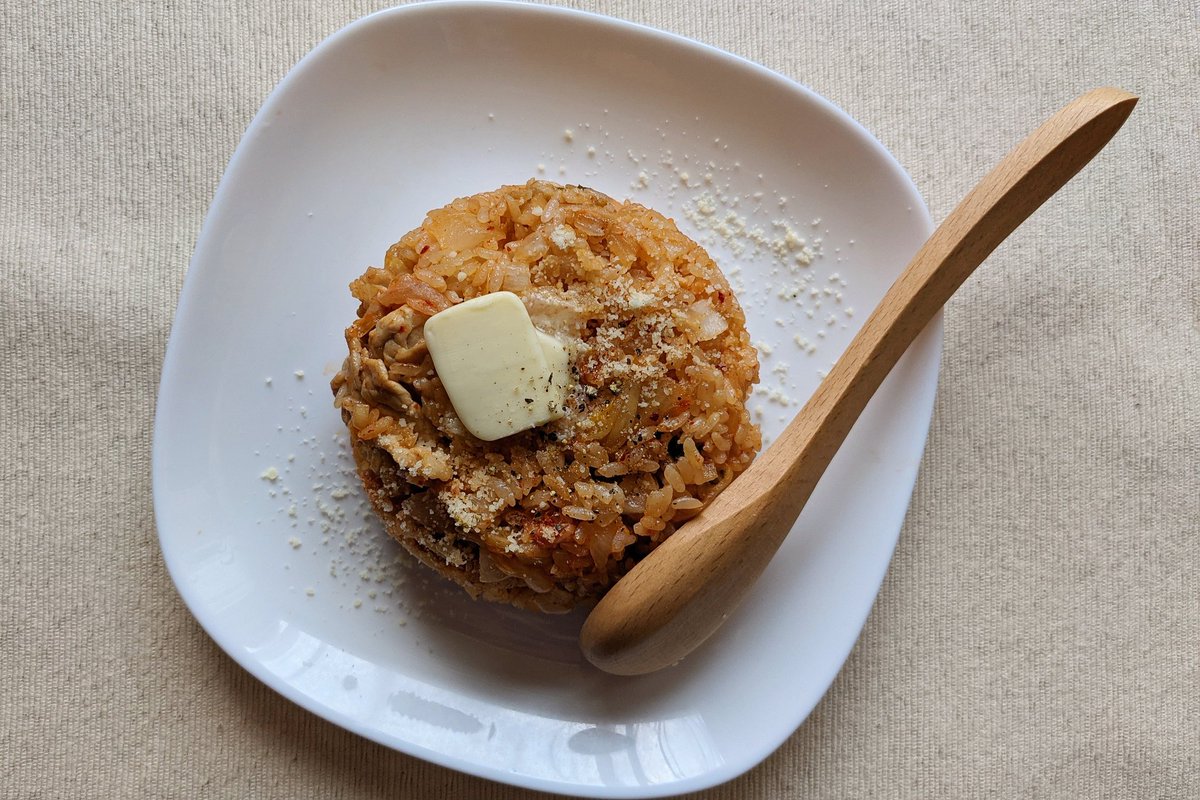 【キムチバターライス】  ①フライパンにバターを入れ弱火でにんにく、豚肉を炒める ②玉ねぎを加えて火が通ったらめんつゆ、鶏ガラの素、砂糖を加える ③キムチ、ごはん250g、塩胡椒を入れ中火で炒める ④皿に移して粉チーズをかけて完成  バターは足してもめちゃ美味いです