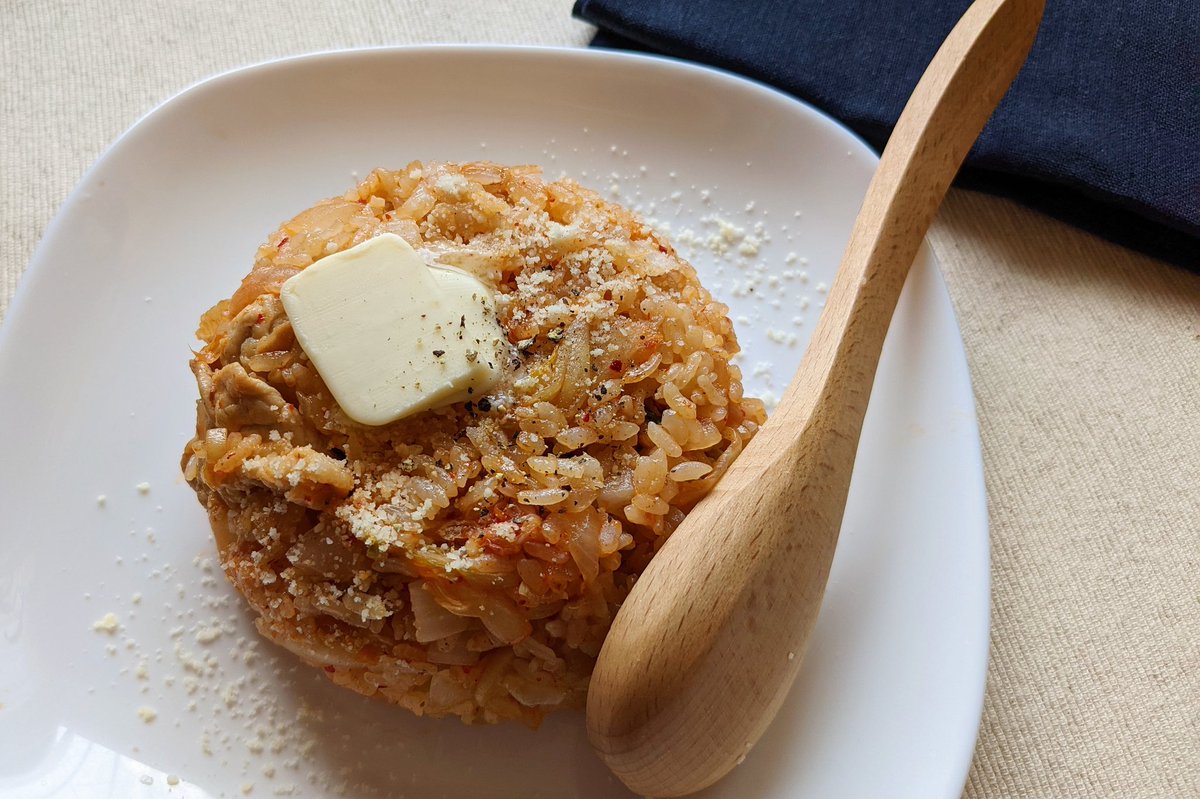 【キムチバターライス】  ①フライパンにバターを入れ弱火でにんにく、豚肉を炒める ②玉ねぎを加えて火が通ったらめんつゆ、鶏ガラの素、砂糖を加える ③キムチ、ごはん250g、塩胡椒を入れ中火で炒める ④皿に移して粉チーズをかけて完成  バターは足してもめちゃ美味いです
