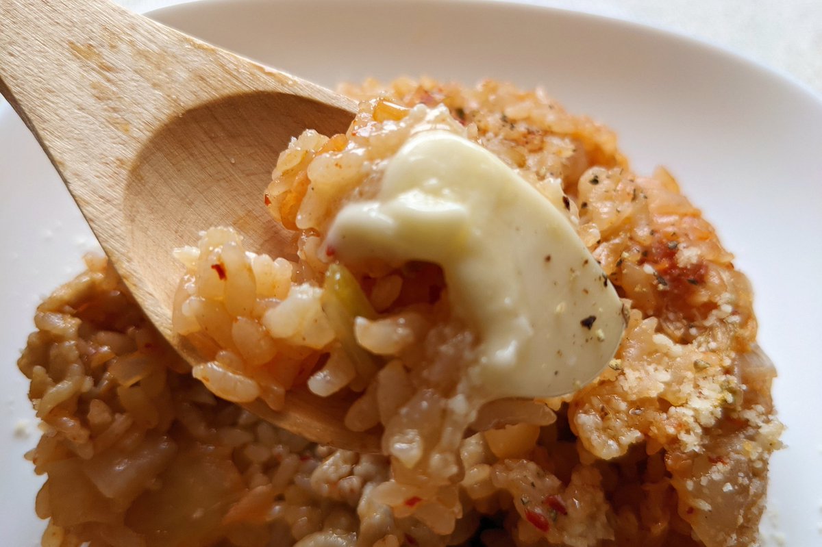 【キムチバターライス】  ①フライパンにバターを入れ弱火でにんにく、豚肉を炒める ②玉ねぎを加えて火が通ったらめんつゆ、鶏ガラの素、砂糖を加える ③キムチ、ごはん250g、塩胡椒を入れ中火で炒める ④皿に移して粉チーズをかけて完成  バターは足してもめちゃ美味いです