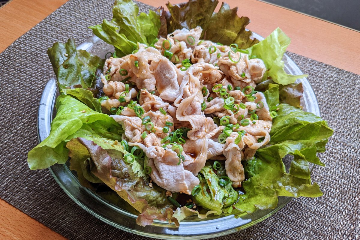 甘辛冷しゃぶ】 ①フライパンに水1Lほど入れ沸騰させ豚肉、塩ひとつまみを入れて茹でる ②水気をきり、氷水でしっかり冷して再度水気をきる ③醤油、料理酒、みりん、コチュジャン、豆板醤、にんにくを混ぜる ④③、ネギ、白ごまをかけて完成