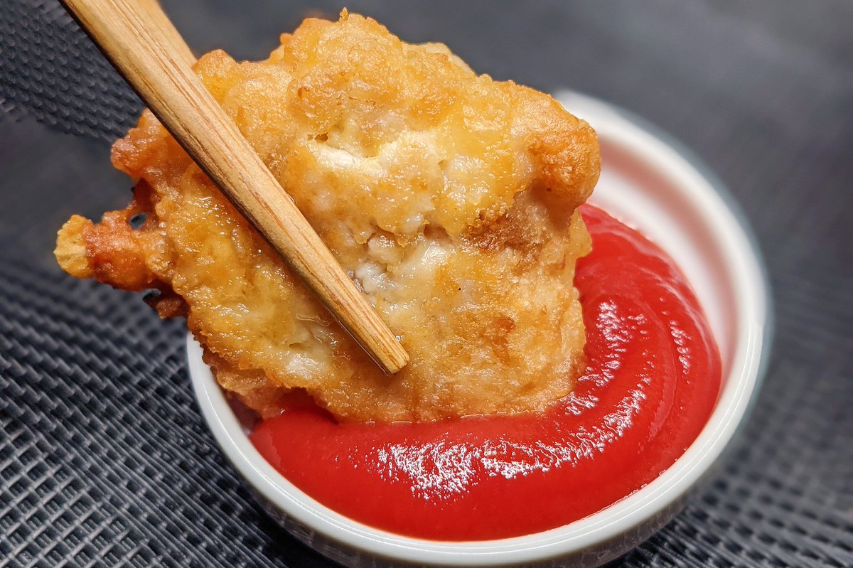 チーズチキンナゲット】 ①挽き肉に卵、チーズ、片栗粉、薄力粉、醤油、酒、胡椒、ニンニク、生姜をまぜる ②フライパンに油を大さじ5入れて弱火と中火の間で熱し、①をスプーンですくって形を作り、きつね色になるまで揚げて完成 ケチャップと一緒にお召し上がりください