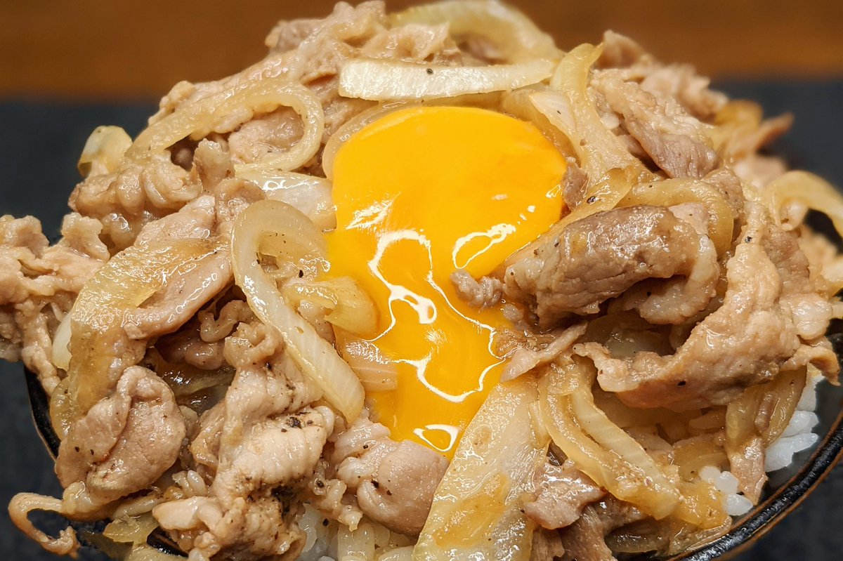 漬け込み焼肉スタミナ丼】 ①豚肉に焼肉のタレ、にんにく、生姜、ブラックペッパーを加え30分以上おく ②フライパンにサラダ油小さじ1を入れ弱火で①を炒める ③火が通ったら玉ねぎを加え玉ねぎがきつね色になったらオイスターソースをかけて、ごはんの上にのせて卵黄をのせて完成
