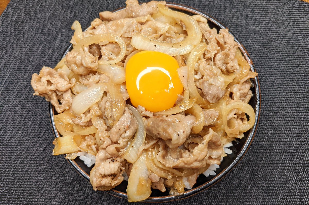 漬け込み焼肉スタミナ丼】  ①豚肉に焼肉のタレ、にんにく、生姜、ブラックペッパーを加え30分以上おく ②フライパンにサラダ油小さじ1を入れ弱火で①を炒める ③火が通ったら玉ねぎを加え玉ねぎがきつね色になったらオイスターソースをかけて、ごはんの上にのせて卵黄をのせて完成 