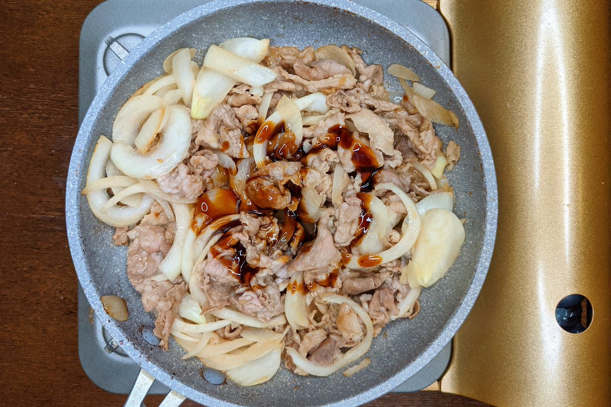 漬け込み焼肉スタミナ丼】  ①豚肉に焼肉のタレ、にんにく、生姜、ブラックペッパーを加え30分以上おく ②フライパンにサラダ油小さじ1を入れ弱火で①を炒める ③火が通ったら玉ねぎを加え玉ねぎがきつね色になったらオイスターソースをかけて、ごはんの上にのせて卵黄をのせて完成 