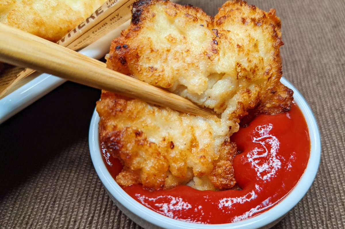 　  ①挽肉、豆腐、薄力粉、片栗粉、にんにく、コンソメ、マヨネーズ、塩、胡椒を混ぜ合わせる ②フライパンにサラダ油小さじ4を入れ、弱火で①をスプーンで小分けして揚げ焼きにする ③両面が焼けたら完成