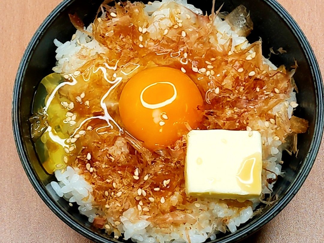 おかかバターTKG】　  ①ご飯の上に、かつお節、卵、バターをのせてだしの素、白だし、白ごまを全体にかけて完成  簡単で調味料これだけですけど、本当美味しいです
