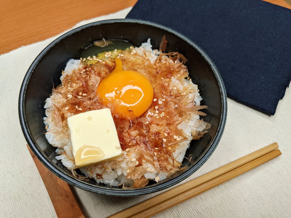 おかかバターTKG】　  ①ご飯の上に、かつお節、卵、バターをのせてだしの素、白だし、白ごまを全体にかけて完成  簡単で調味料これだけですけど、本当美味しいです