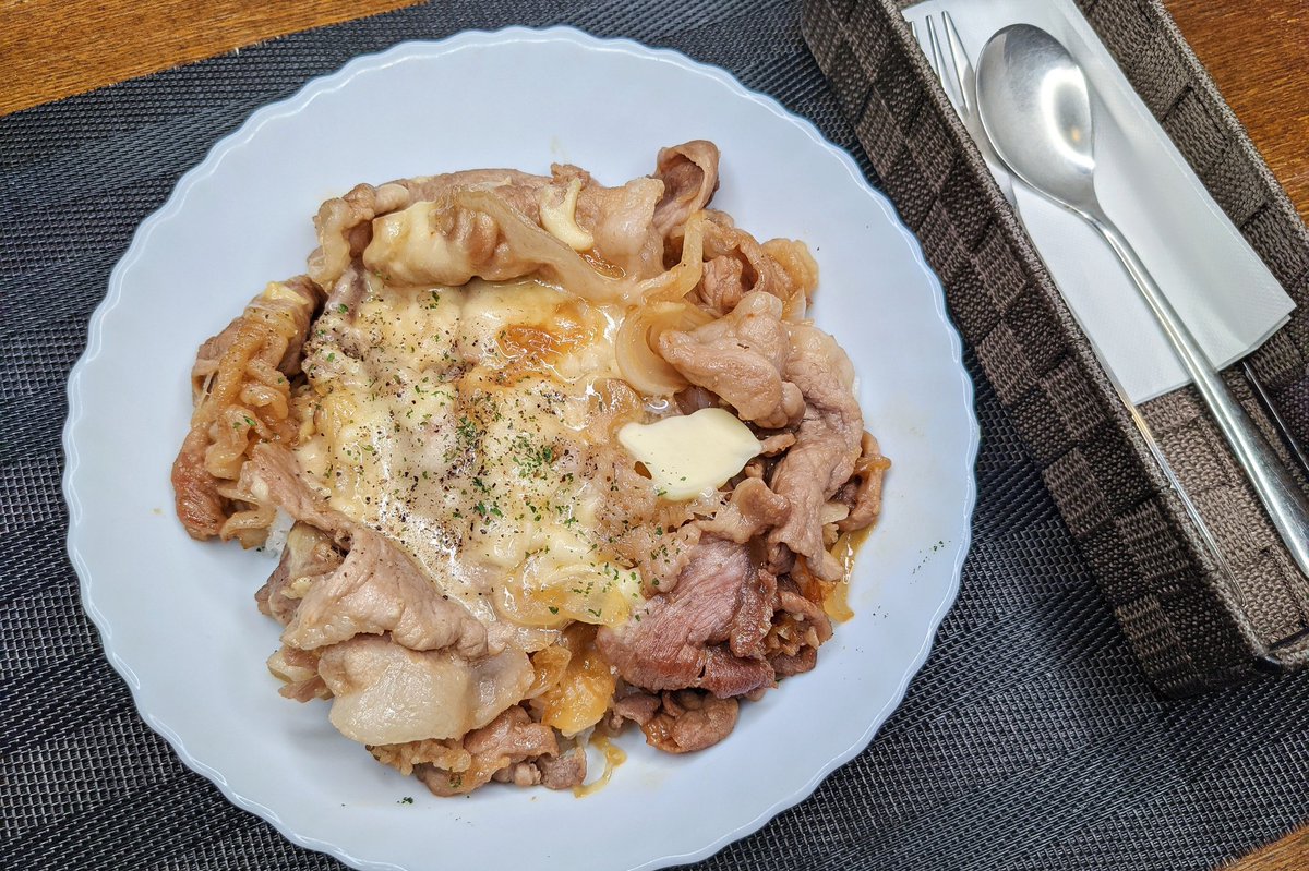 【よだれチーズバター豚丼】 ①フライパンにバターを入れ中火で豚肉を炒める ②火が通ったら玉ねぎを入れ醤油、みりん、料理酒、砂糖を加え弱火で炒め、チーズを加える ③ご飯の上にのせパセリ、ブラックペッパーをかけて完成 豪快に食べたい時におすすめの一品です
