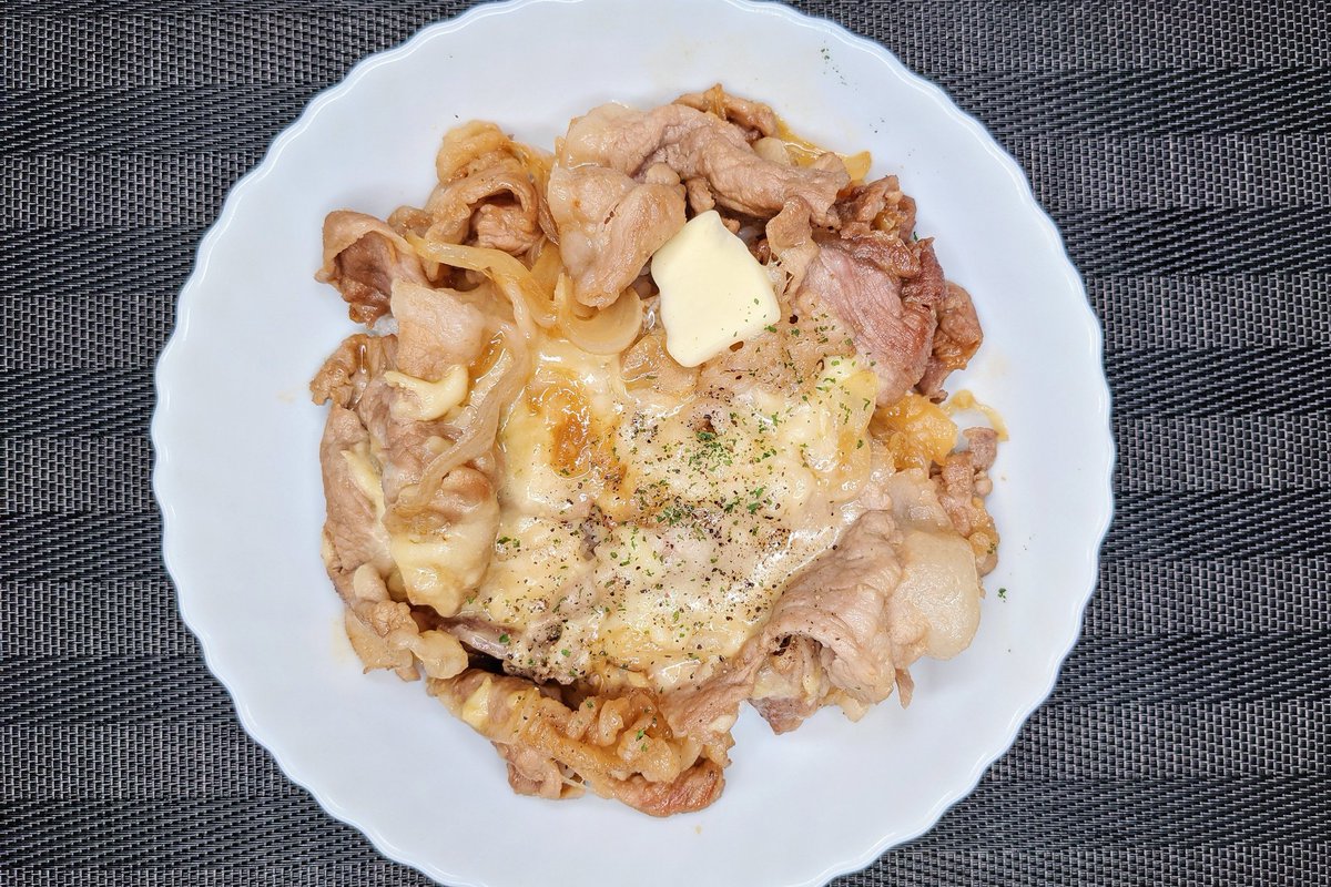 【よだれチーズバター豚丼】 ①フライパンにバターを入れ中火で豚肉を炒める ②火が通ったら玉ねぎを入れ醤油、みりん、料理酒、砂糖を加え弱火で炒め、チーズを加える ③ご飯の上にのせパセリ、ブラックペッパーをかけて完成 豪快に食べたい時におすすめの一品です