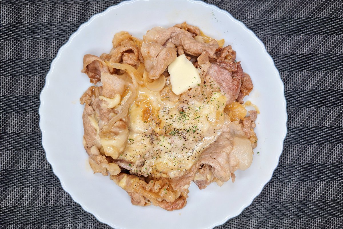 【よだれチーズバター豚丼】  ①フライパンにバターを入れ中火で豚肉を炒める ②火が通ったら玉ねぎを入れ醤油、みりん、料理酒、砂糖を加え弱火で炒め、チーズを加える ③ご飯の上にのせパセリ、ブラックペッパーをかけて完成  豪快に食べたい時におすすめの一品です