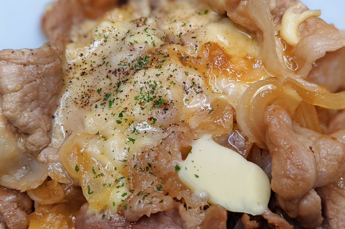 【よだれチーズバター豚丼】 ①フライパンにバターを入れ中火で豚肉を炒める ②火が通ったら玉ねぎを入れ醤油、みりん、料理酒、砂糖を加え弱火で炒め、チーズを加える ③ご飯の上にのせパセリ、ブラックペッパーをかけて完成 豪快に食べたい時におすすめの一品です