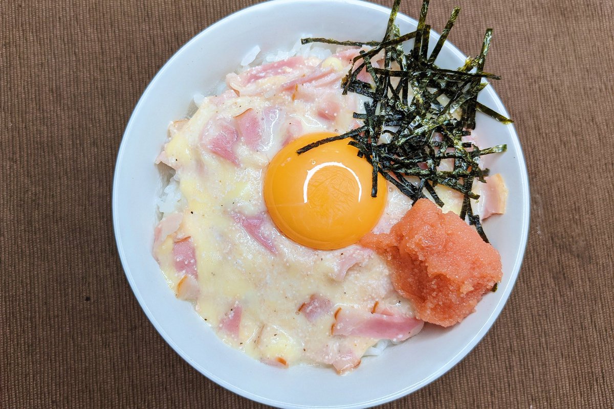 たらこカルボ丼】 ①ベーコンは1cm幅、たらこは細かくカットする ②チーズ、たらこ15g、牛乳、ベーコン、ブラックペッパーを混ぜて、ラップをして600W1分半温める ③ご飯の上に②をのせ、たらこ15g、きざみのり、卵黄をのせて完成 たらこを混ぜたカルボソースが美味すぎです