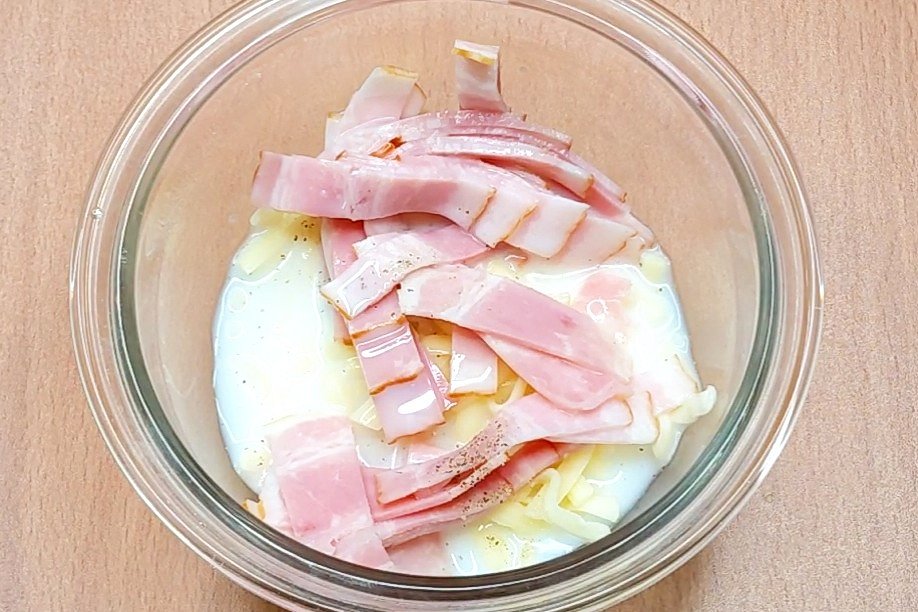 たらこカルボ丼】 ①ベーコンは1cm幅、たらこは細かくカットする ②チーズ、たらこ15g、牛乳、ベーコン、ブラックペッパーを混ぜて、ラップをして600W1分半温める ③ご飯の上に②をのせ、たらこ15g、きざみのり、卵黄をのせて完成 たらこを混ぜたカルボソースが美味すぎです